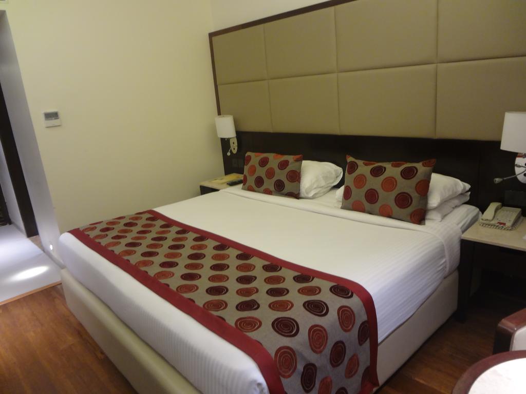 Ramee Guestline Hotel Juhu Мумбай Екстериор снимка