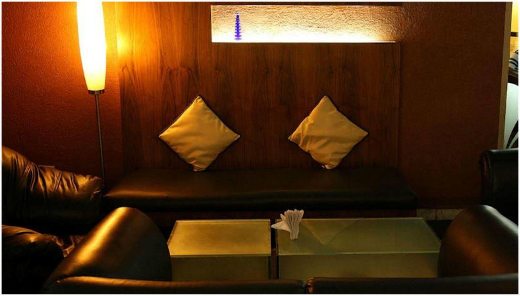 Ramee Guestline Hotel Juhu Мумбай Екстериор снимка