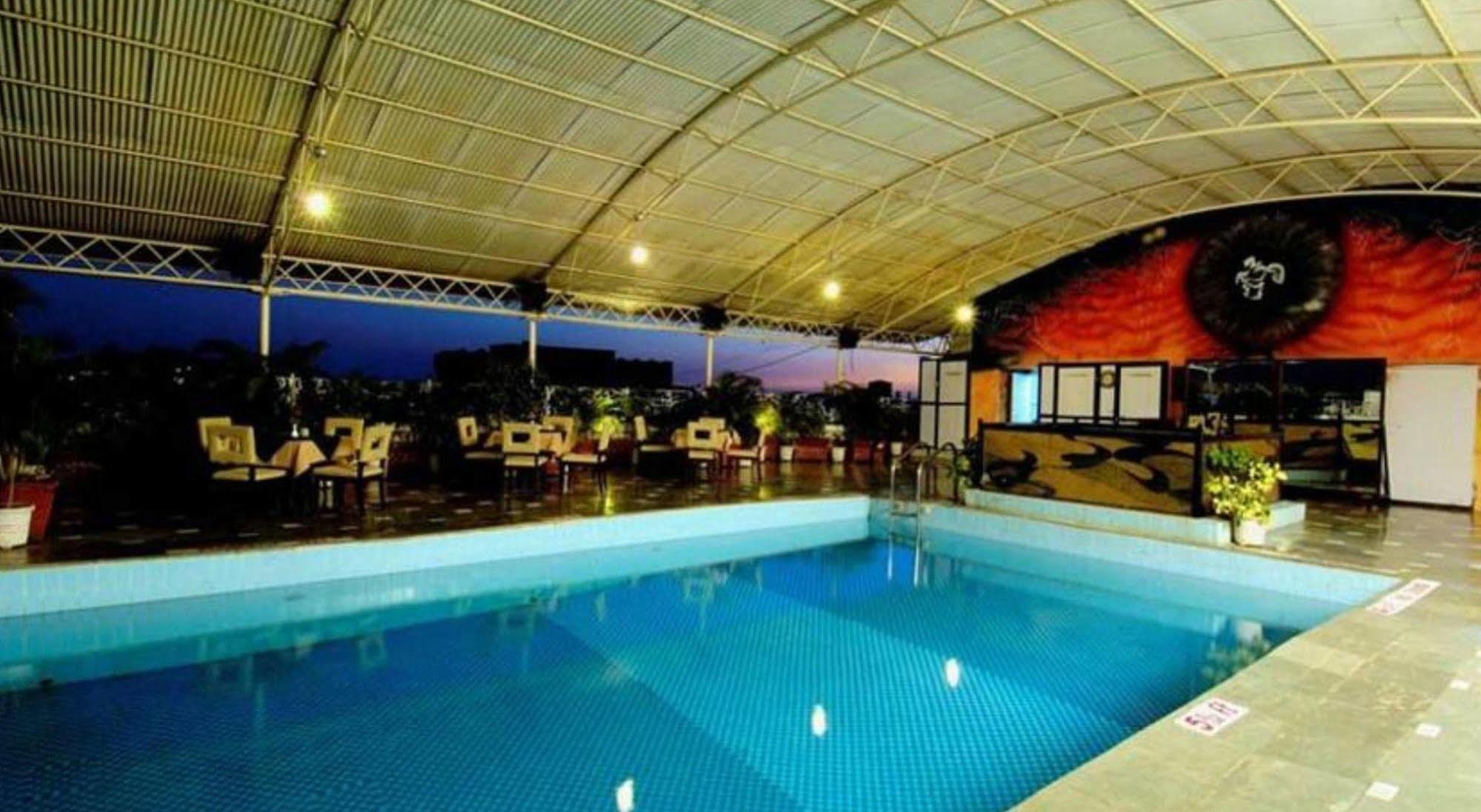 Ramee Guestline Hotel Juhu Мумбай Екстериор снимка